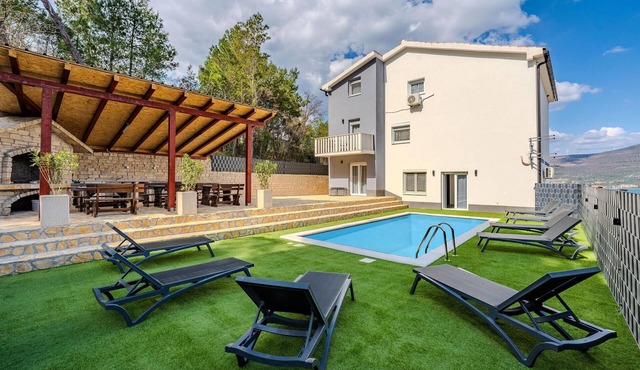 Awesome home in Karin