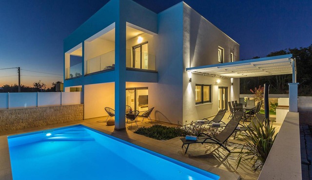 Awesome home in Linardici