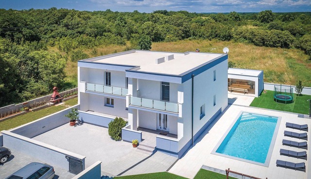 Awesome home in Loborika