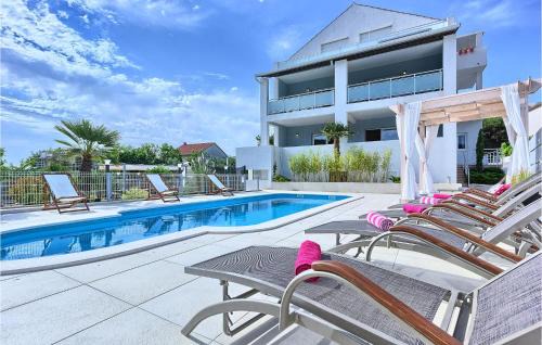 Awesome Home In Okrug Donji