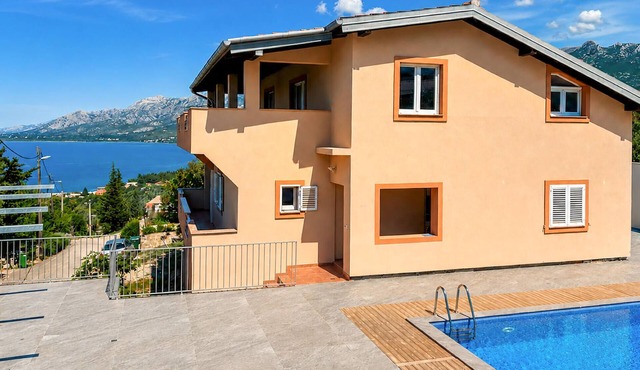 Awesome home in Rovanjska