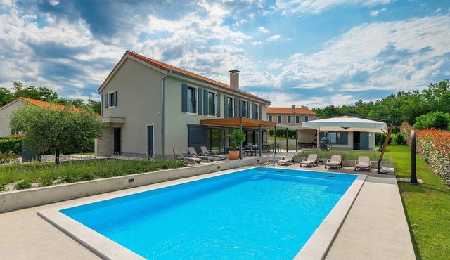 Awesome home in Vizinada