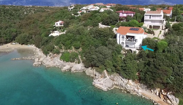 Beach Apartment 1: private bathing area, sandy beach, WiFi, ideal for families