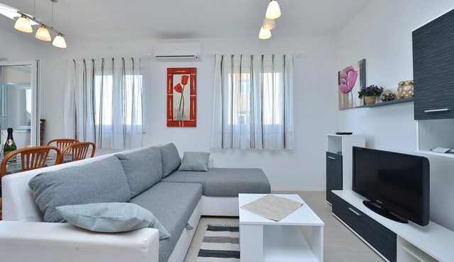 Beach front apartment in Privlaka with WiFi