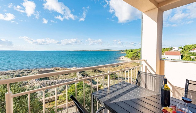 Beach front apartment in Kosljun with WiFi