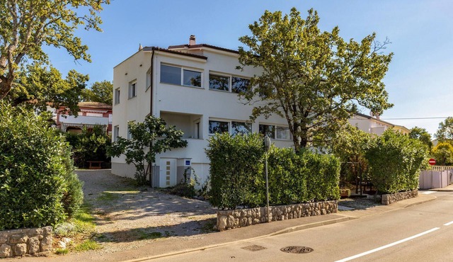 Beach front apartment in Njivice with WiFi in Njivice