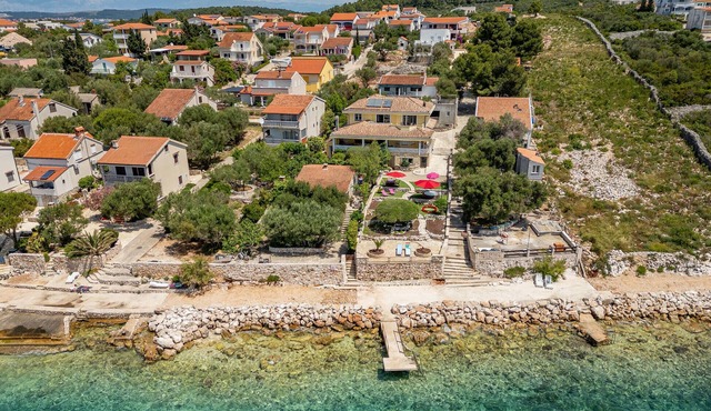 Beach front apartment in Zdrelac with WiFi