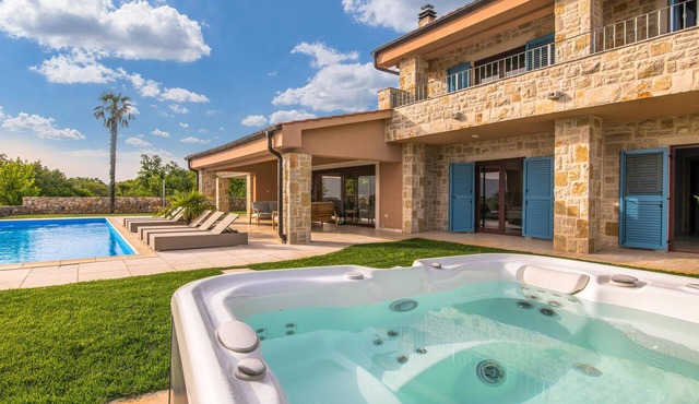 Beach front home in Linardici
