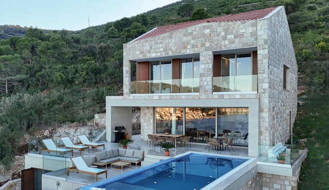 Beach front home in Vis with sauna