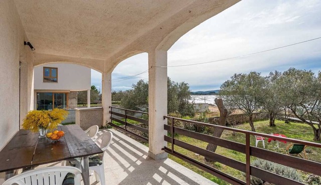 Beachfront Apartment Lostura with sea view