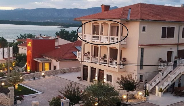 Beachfront flat in Soline with sea view