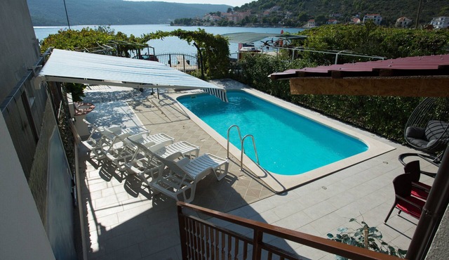 Beachfront Holiday Home with pool MaMi