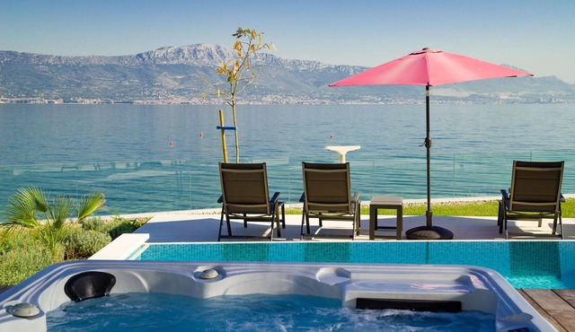 Beachfront Villa Grey Martini with Pool