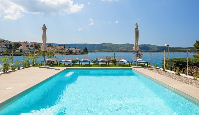Beachfront Villa Mona Lisa with Pool in Šibenik