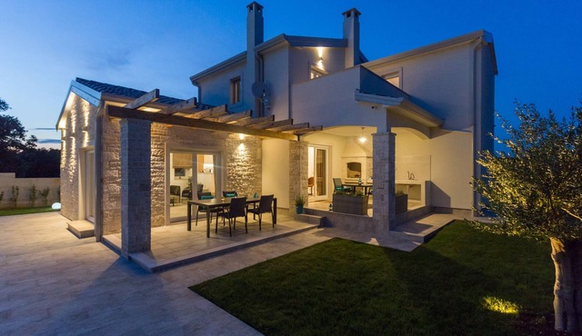 Beautiful 4-star villa with pool and well-tended garden, just 2 km from the sea in Tar