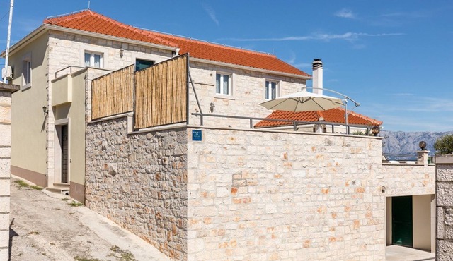 Beautiful and authentic Dalmatian house with private pool, 1,5 km from the sea