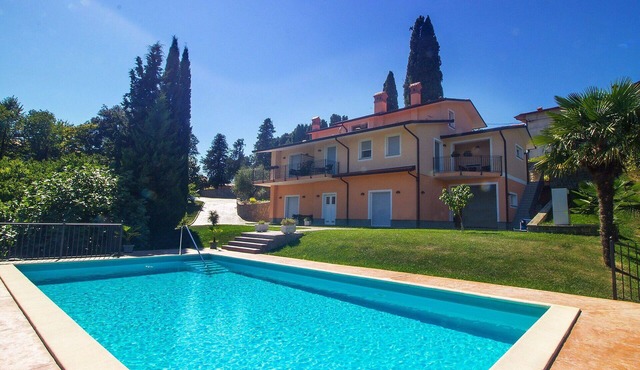 Beautiful apartment for 5 people with pool, WIFI, A/C, TV, patio and panoramic view in Nova Gorica