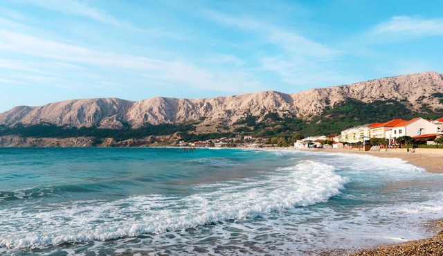 Beautiful apartment for 4 guests with A/C, WIFI, TV, patio and pets allowed in Senj
