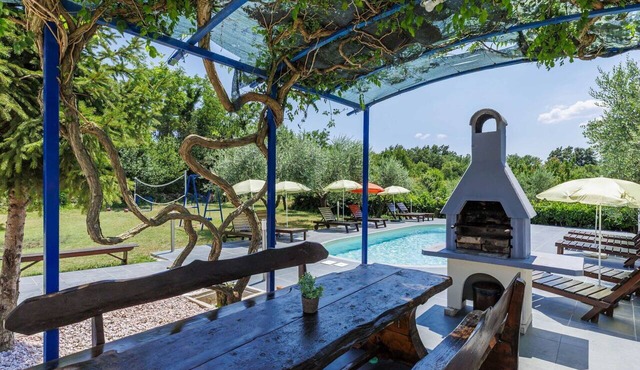 Beautiful apartment for 5 people with pool, WIFI, A/C, TV and terrace in Labin