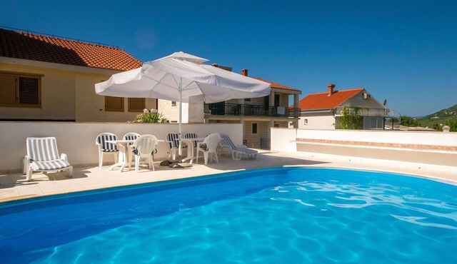 Beautiful apartment for 4 guests with A/C, pool, WIFI, terrace and pets allowed in Orebic