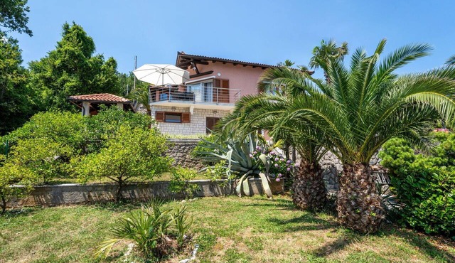 Beautiful apartment for 6 guests with A/C, WIFI, TV and patio