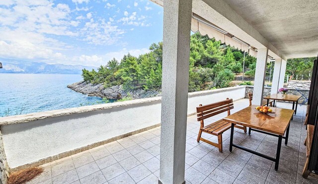 Beautiful apartment for 11 people with WIFI, TV and terrace in Bogomolje