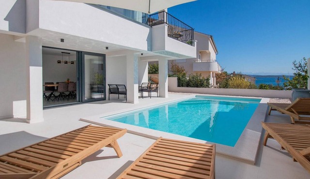 BEAUTIFUL APARTMENT WITH POOL