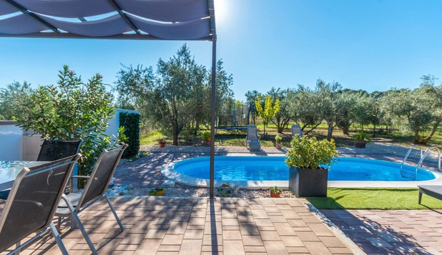 Beautiful holiday home with enchanting garden for an unforgettable holiday near the beach.