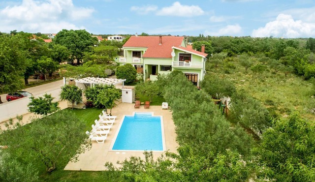 Beautiful home in Sv. Filip i Jakov