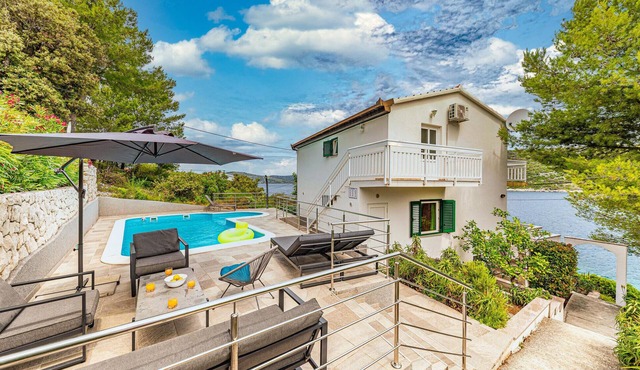 Beautiful home in Drvenik Veliki