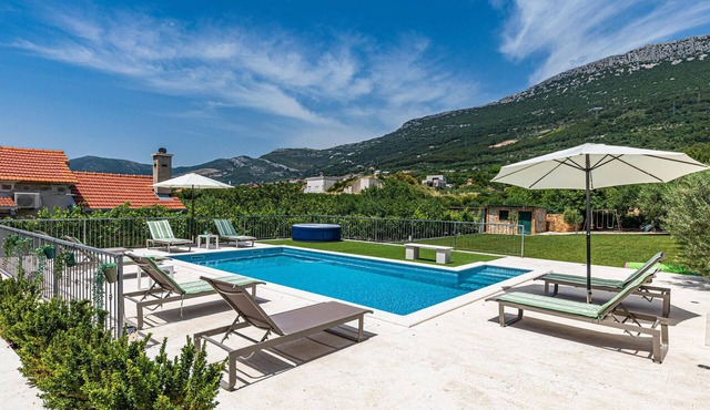 Beautiful home in Kastel Luksic