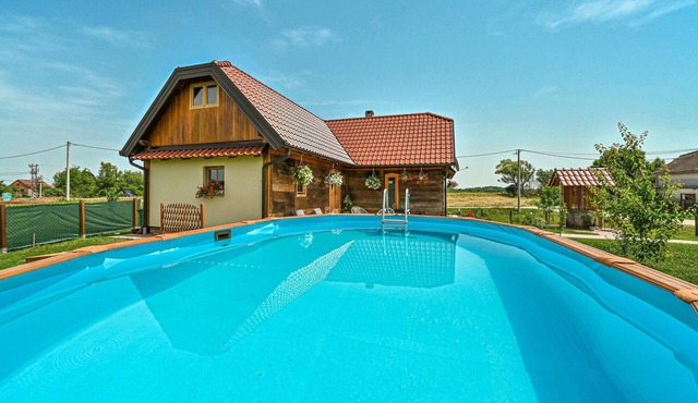 Beautiful home in Lonjica with WiFi