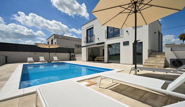 Beautiful home in Maglenca with sauna