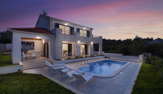 Beautiful home in Makarac
