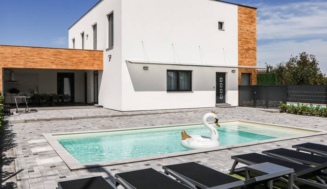 Beautiful home in Rokovci with sauna