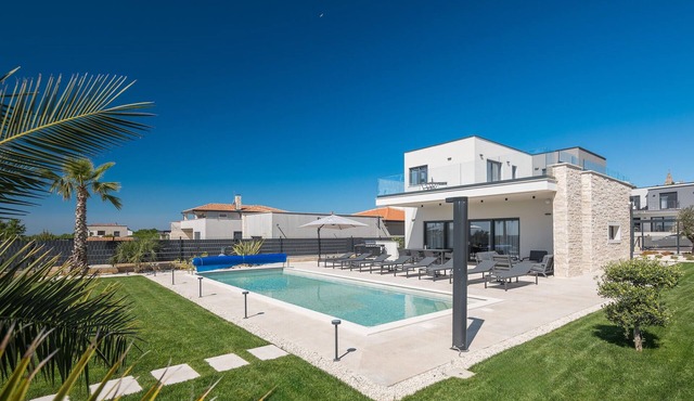 Beautiful home in Tar