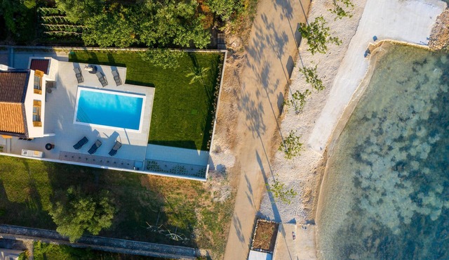 Beautiful home in Turanj