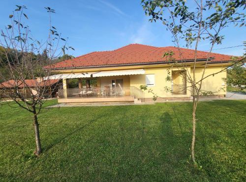 Beautiful home "Yellow Secret" with 2 bedrooms, big terrace and backyard