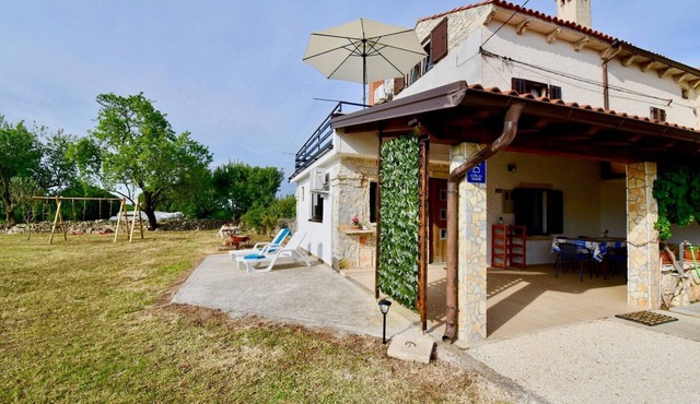 Beautiful Istrian house with big backyard, pet friendly in Valtura