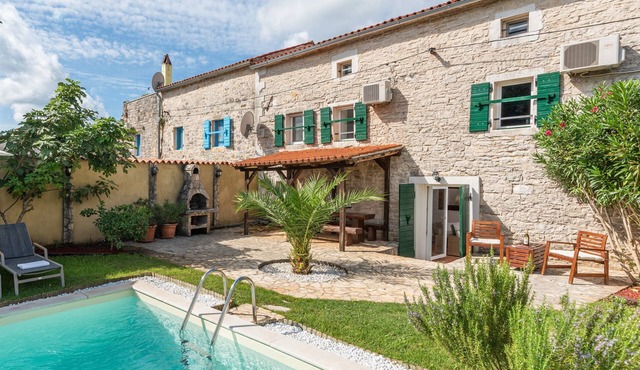 Beautiful large stone house with pool and garden, near Porec and the sea