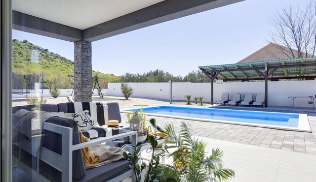 Beautiful private villa for 8 people with WIFI, private pool, A/C, TV, patio and pets allowed