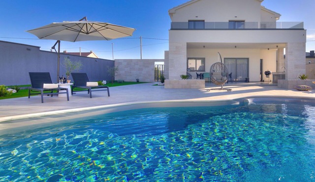 Beautiful private villa with hot tub, WIFI, private pool, A/C, TV, terrace and pets allowed