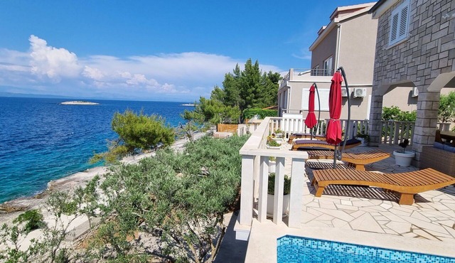 Beautiful private villa for 6 people with A/C, private pool, WIFI, TV and terrace