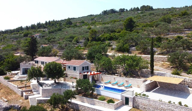Beautiful private villa for 8 guests with internet, A/C, private pool, TV, terrace and pets allo.