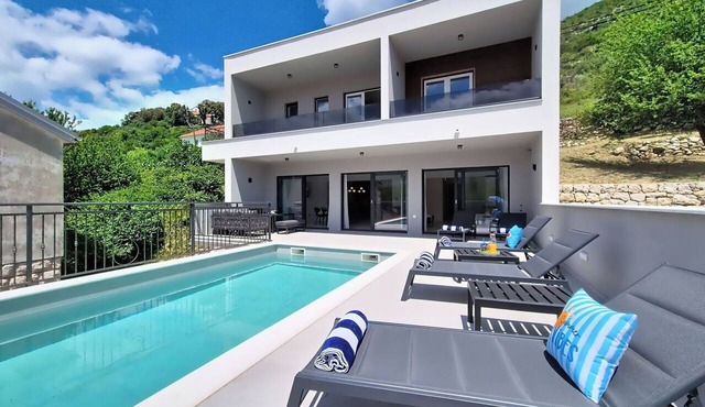 Beautiful private villa with internet, A/C, private pool, TV, terrace and panoramic view