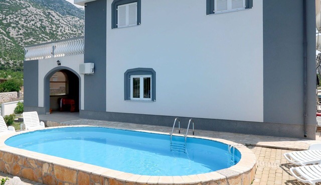 Beautiful private villa for 12 people with WIFI, private pool, A/C, TV and terrace
