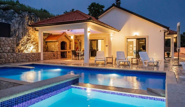 Beautiful private villa for 10 people with internet, private pool, A/C, TV, terrace and pets all.