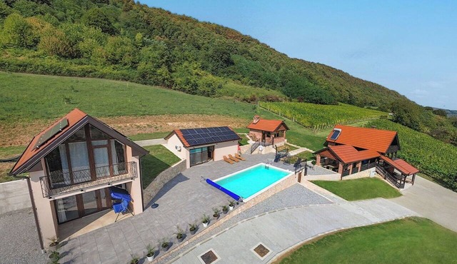 Beautiful private villa for 12 people with hot tub, WIFI, private pool, A/C, TV and terrace