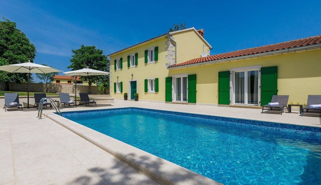 Beautiful private villa for 8 people with private pool, WIFI, A/C, TV and terrace