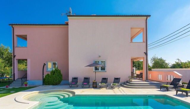 Beautiful private villa for 12 people with private pool, A/C, WIFI, TV, terrace and pets allowed